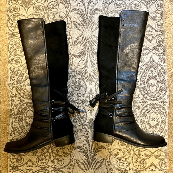 Sexy knee-high black boots. Lace up detailing, side zipper. - Picture 4 of 6